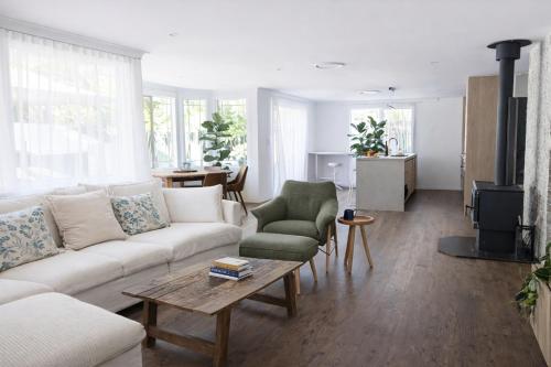 Peaceful Byron House, Walk to Beach, Starlink, Flexible Sleeping Arrangements