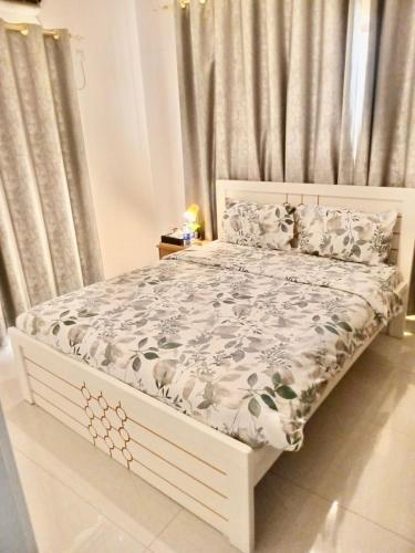 un letto bianco in una stanza con una gonna da lettospectspectspectssenalsenalsenal di Emira Haven a Abu Dhabi