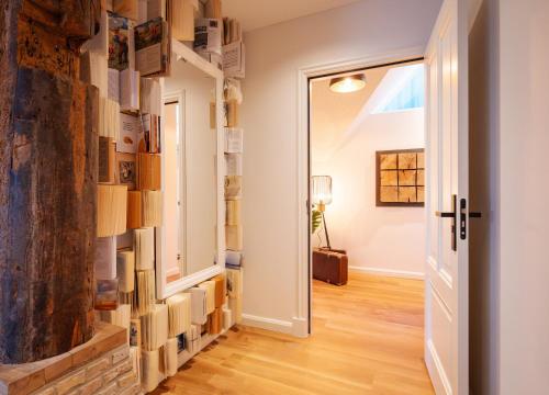een hal met een muur van boeken bij B&B Lindehoeve Texel in Den Hoorn