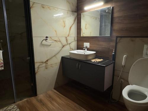 un bagno con lavandino e WC di Aavasan home stay a Dāvangere
