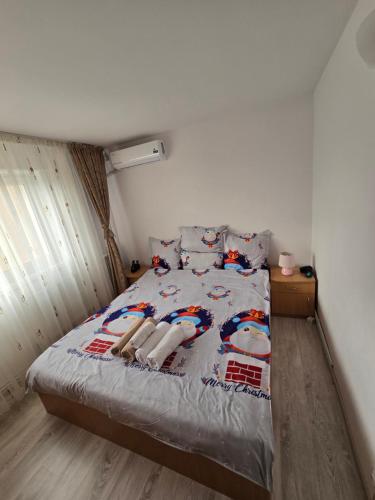 una camera da letto con un letto con un copriletto con hello kittyratsratsrats di Apartament 2 camere Brazda lui Novac a Craiova