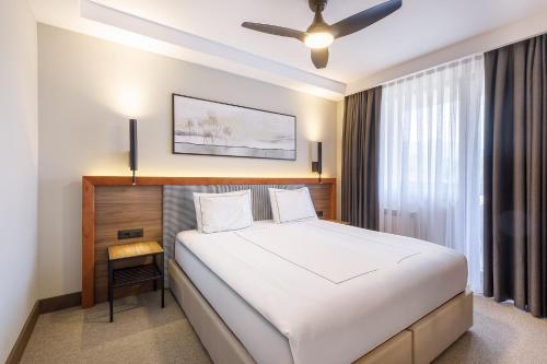 Postel nebo postele na pokoji v ubytování Regnum Bansko Ski Hotel & SPA