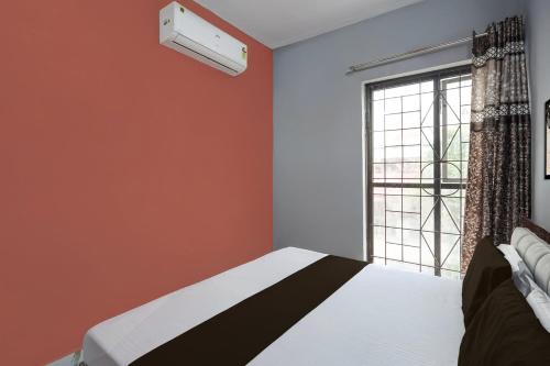 una camera da letto con un letto e una finestra di HOTEL O PARK'S a Morādābād
