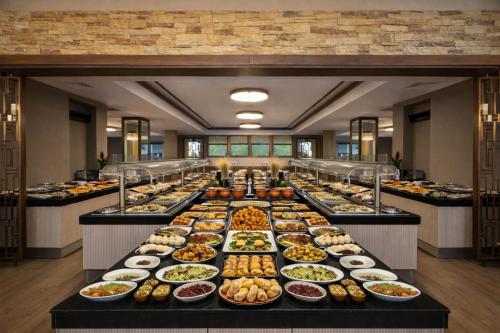 een buffet met veel verschillende soorten eten bij Regnum Bansko Ski Hotel & SPA in Bansko