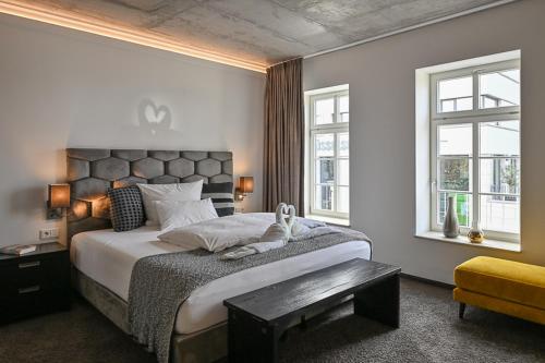 een slaapkamer met een groot bed en twee ramen bij Höll am Main in Rüsselsheim