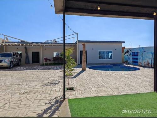 布赖代شالية نخلة的一座房子,有一座院子,里面停有一辆汽车