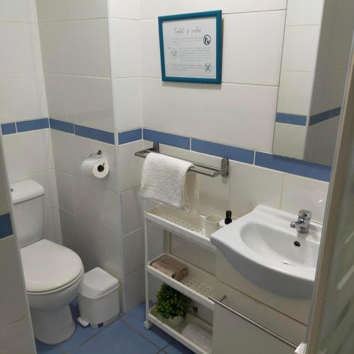 a bathroom with a toilet and a sink at Estudio Minerva 502 in Benalmádena