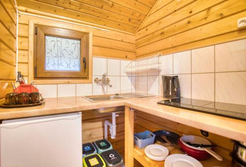 Køkken eller tekøkken på Domki "Na Dworskiej" Polańczyk 696-025-331