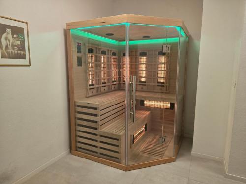 een grote glazen kast in een hoek van een kamer bij Villa Desideria in Solin