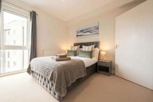 En eller flere senge i et værelse på Fantastic 1 Bed Apartment in Crawley