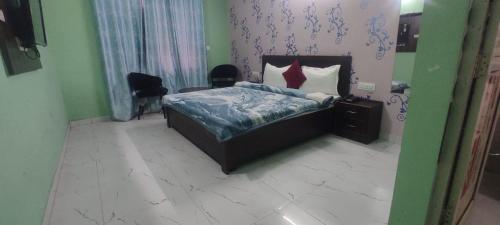 a bedroom with a bed and a table and a chair at Hotel Neel Kamal Near Chandigarh Railway Station in Chandīgarh