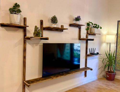 un soggiorno con una TV a schermo piatto su una parete di Spacious central apartment ad Amman
