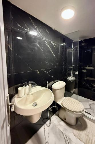 łazienka z umywalką i toaletą w obiekcie Spacious central apartment w mieście Amman