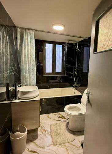 חדר רחצה ב-Spacious central apartment