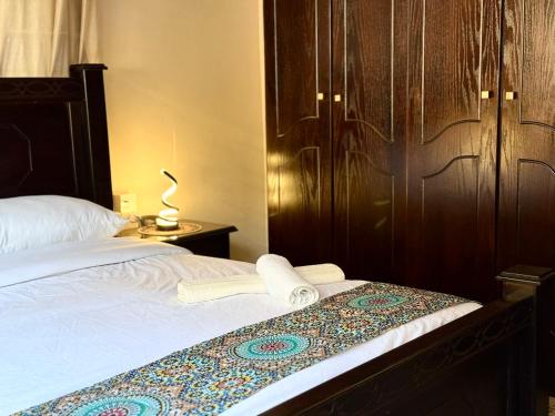 เตียงในห้องที่ Spacious central apartment