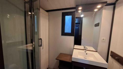 Et badeværelse på L’Abiho - Chalet climatisé avec piscine