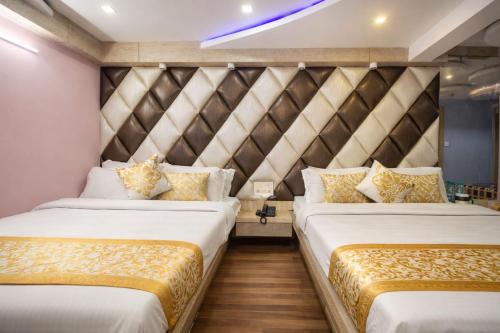 2 bedden in een hotelkamer met een hoofdeinde bij Mall Road Hotel B - Annecy - Free Wifi & Restaurant Facilities - Premium Rooms - Best Location Hotel In Darjeeling in Darjeeling