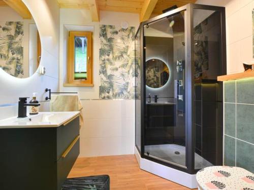 een badkamer met een douche en een wastafel bij Domek u Pusi z jacuzzi in Solina