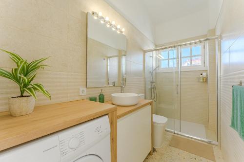 een badkamer met een wastafel, een toilet en een spiegel bij Bungalow atalaya in Abades