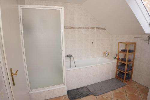 een badkamer met douche en ligbad bij Panoramablick, ruhiger Lage, 20 Min nach Köln - EVARIS Hilda in Overath