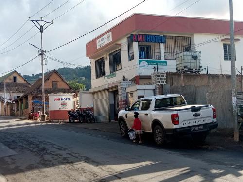ein weißer LKW, der vor einem Gebäude parkt in der Unterkunft Ami Hotel in Fianarantsoa