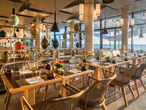 Ein Restaurant oder anderes Speiselokal in der Unterkunft Mövenpick Hotel Gammarth Tunis 
