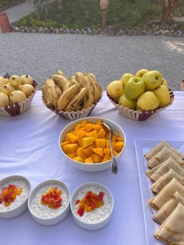 een tafel met kommen fruit en rijst bij El Juneina Villas in Luxor