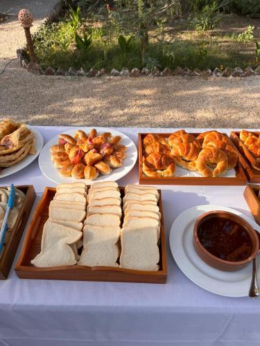 een tafel vol met sandwiches en ander eten op borden bij El Juneina Villas in Luxor