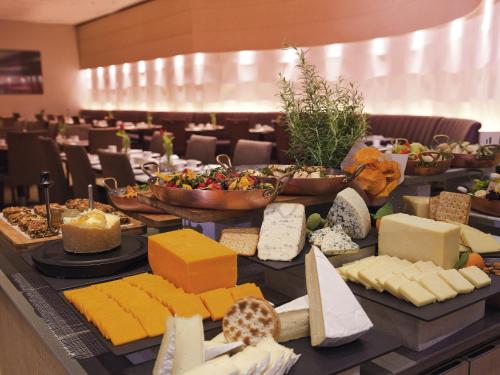 een tafel met veel verschillende soorten kaas bij Mövenpick Hotel & Apartments Bur Dubai in Dubai