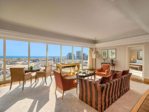 un soggiorno con un divano e un tavolo di Mövenpick Hotel Al Khobar a Al Khobar