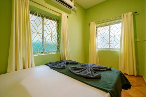 Giường trong phòng chung tại Ohana guest house