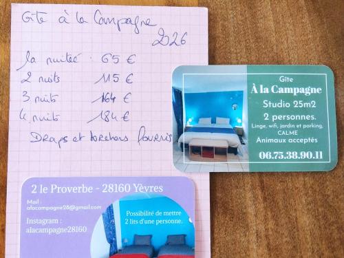 een stapel papieren met een afbeelding van een slaapkamer bij À la campagne, studio 25m2-pour 2 au calme, wifi, jardin, parking in Yèvres