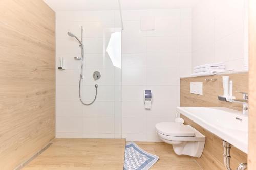 Et badeværelse på Pension Seestüberl Doppelzimmer mit Balkon