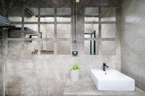 Et badeværelse på บ้านมะนาวรีสอร์ท เกาะล้าน