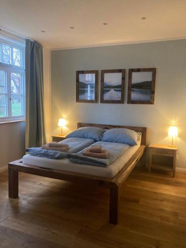 a bedroom with a large bed with two lamps on it at Altstadt Apartment in Pattensen