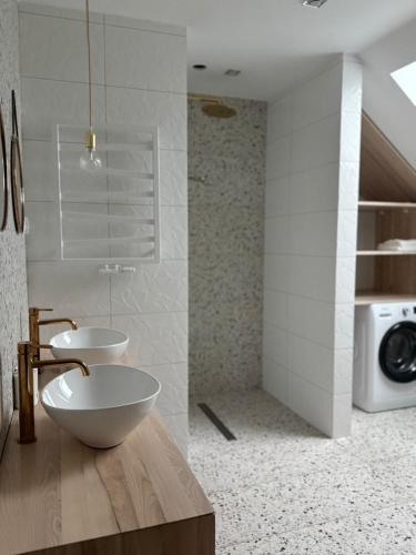 a bathroom with a bowl sink and a washing machine at Willa Rytel in Rytel