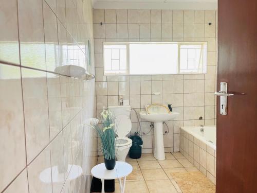 un bagno con un water e un lavandino di Genesis Guesthouze a Bela-Bela