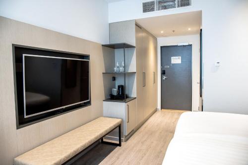 sypialnia z dużym telewizorem z płaskim ekranem na ścianie w obiekcie Hotel Matts w mieście Espoo