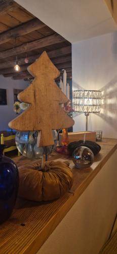 a wooden christmas tree on top of a table at Locanda Toronto in Moriago della Battaglia
