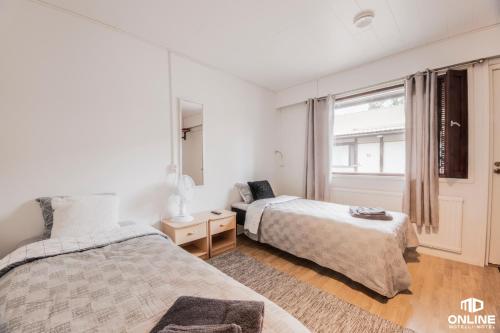 una camera da letto con due letti e una finestra di Motelli Online Oy a Porvoo