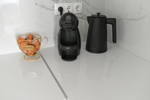 een koffiezetapparaat en een blender op een aanrecht bij City Apartment Posušje in Posušje