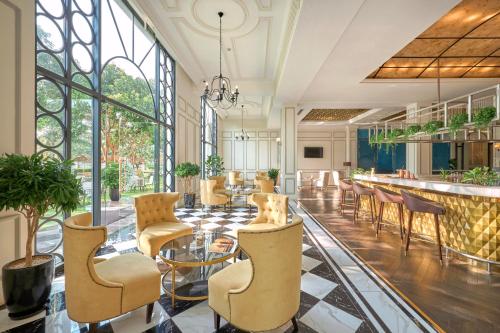 een lobby met stoelen en tafels en een bar bij Melia Vinpearl Phu Quoc in Phu Quoc