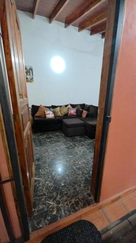 un soggiorno con divano e pavimento in vetro di Casa Quinta Elena a San Lorenzo