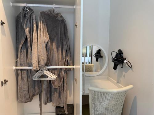 ein Badezimmer mit einem Handtuchhalter und einem Spiegel in der Unterkunft Ocean Whisper in Plettenberg Bay