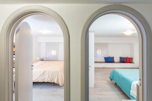 una camera con 2 finestre ad arco e un letto di Domus Elisae - Taormina a Taormina