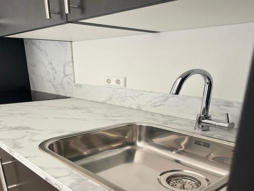 a kitchen counter with a sink in a kitchen at Sustainable Stay by Palette Resort de-Steppe in Ulicoten