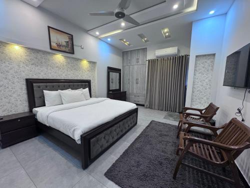 En eller flere senge i et værelse på Bridge Residency-2 Top City-1 Islamabad