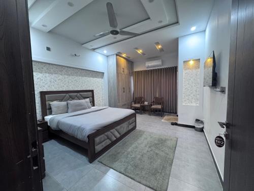 En eller flere senge i et værelse på Bridge Residency-2 Top City-1 Islamabad