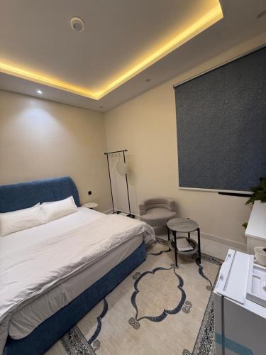 Schlafzimmer mit einem Bett und einer Leinwand in der Unterkunft استديو المعتليه in Riad