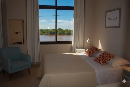 En eller flere senge i et værelse på Costanera Goya Apart & Hotel